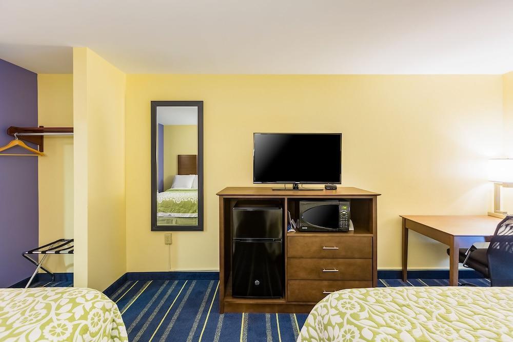 Days Inn By Wyndham Hartford/Closest Downtown Exterior photo