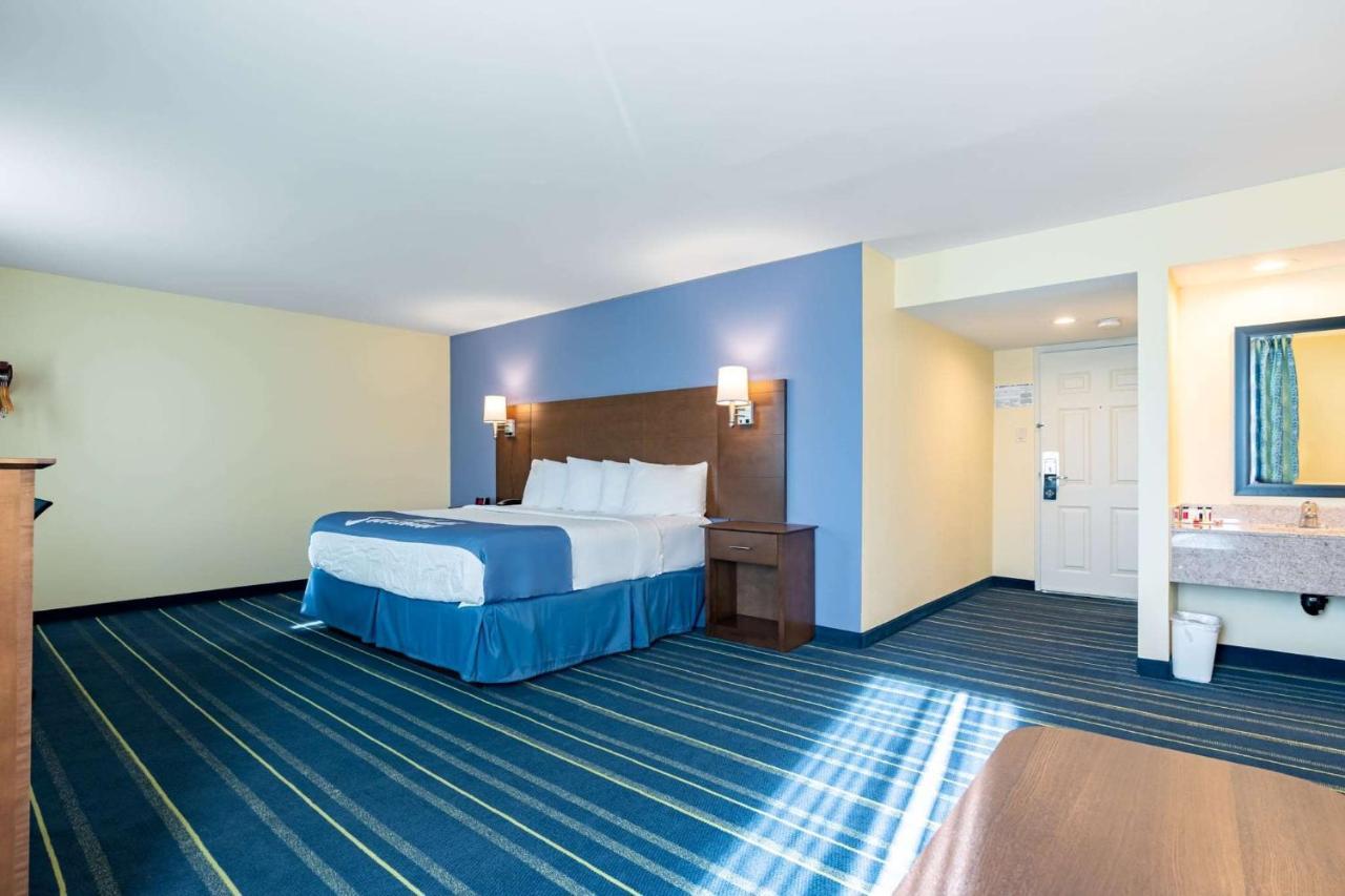 Days Inn By Wyndham Hartford/Closest Downtown Exterior photo